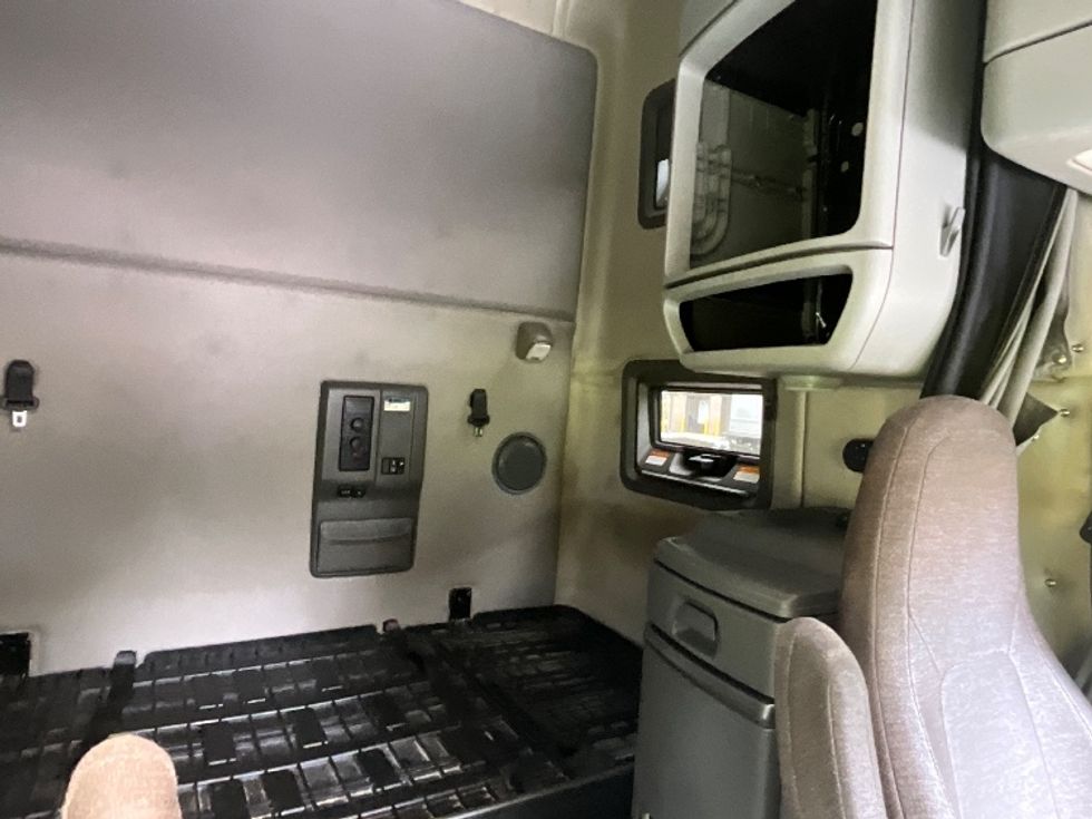 Sleeper Tractor-Heavy Duty Tractors-Volvo-2021-VNL64760-Reading-PA-490,050\n\t\tmiles-$ 66,250 - Image 16