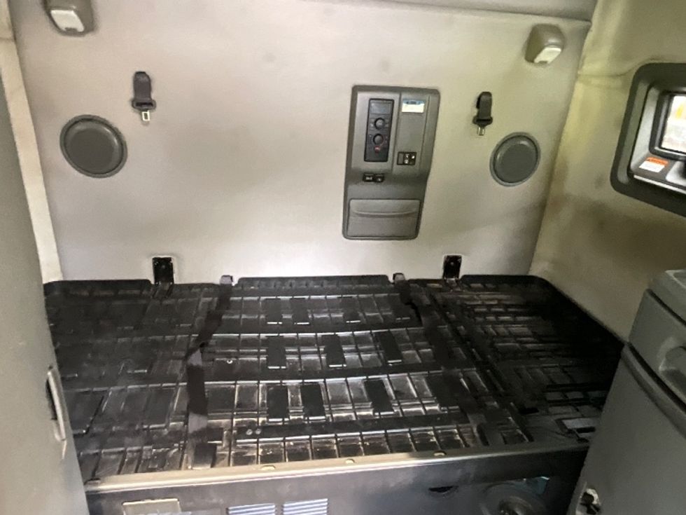 Sleeper Tractor-Heavy Duty Tractors-Volvo-2021-VNL64760-Reading-PA-490,050\n\t\tmiles-$ 66,250 - Image 17