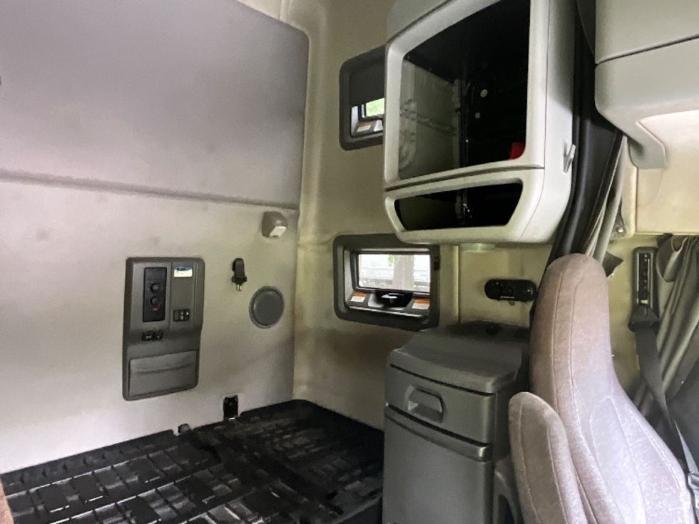 Sleeper Tractor-Heavy Duty Tractors-Volvo-2021-VNL64760-Reading-PA-490,050\n\t\tmiles-$ 66,250 - Image 18