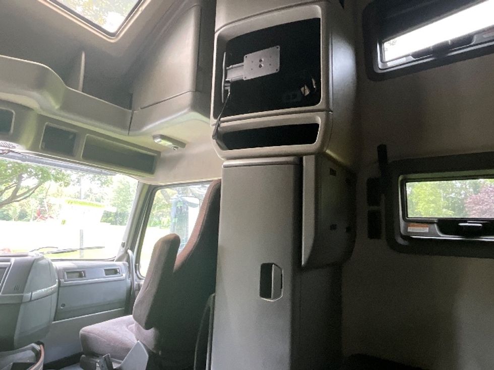 Sleeper Tractor-Heavy Duty Tractors-Volvo-2021-VNL64760-Reading-PA-490,050\n\t\tmiles-$ 66,250 - Image 19