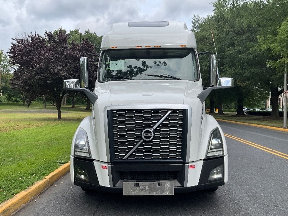 Sleeper Tractor-Heavy Duty Tractors-Volvo-2021-VNL64760-Reading-PA-490,050\n\t\tmiles-$ 66,250 - Image 2