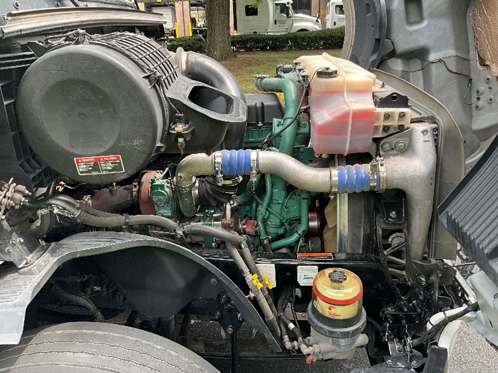 Sleeper Tractor-Heavy Duty Tractors-Volvo-2021-VNL64760-Reading-PA-490,050\n\t\tmiles-$ 66,250 - Image 20