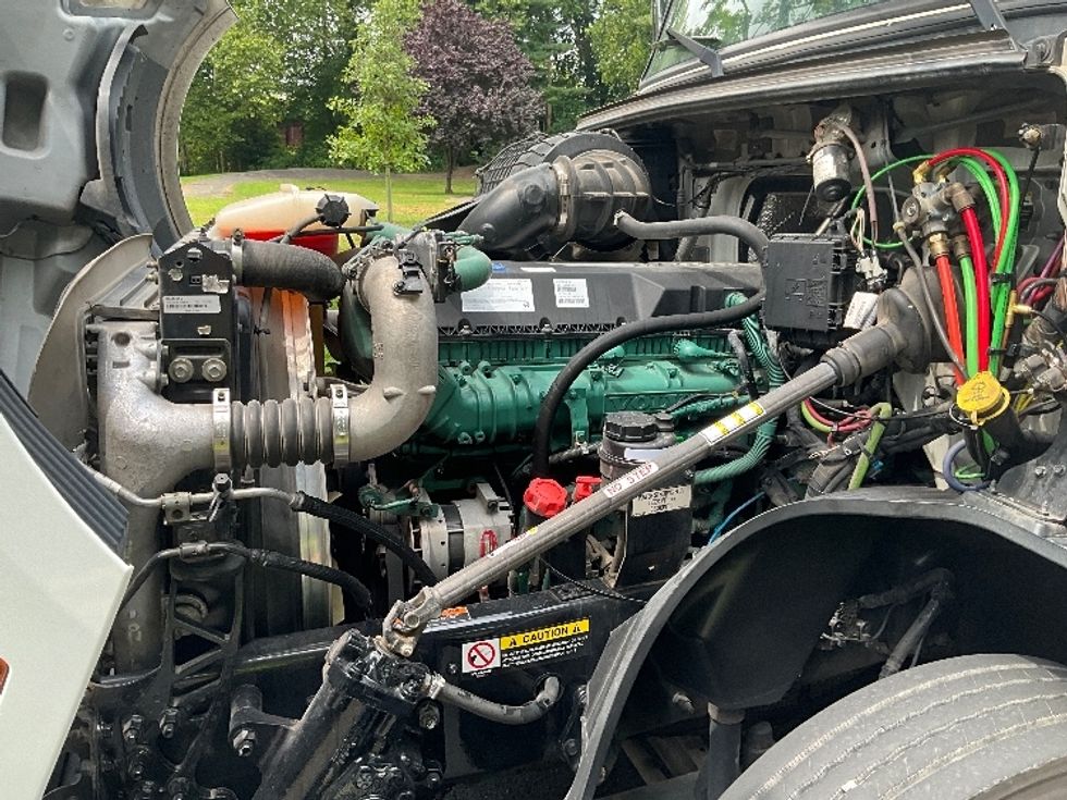 Sleeper Tractor-Heavy Duty Tractors-Volvo-2021-VNL64760-Reading-PA-490,050\n\t\tmiles-$ 66,250 - Image 21