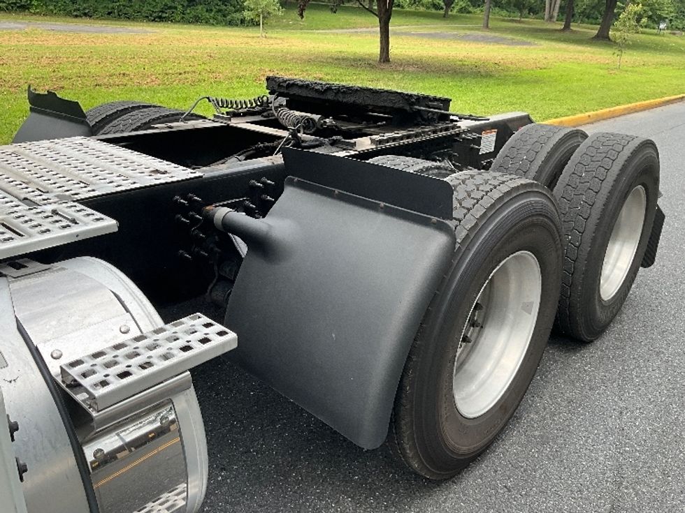 Sleeper Tractor-Heavy Duty Tractors-Volvo-2021-VNL64760-Reading-PA-490,050\n\t\tmiles-$ 66,250 - Image 22