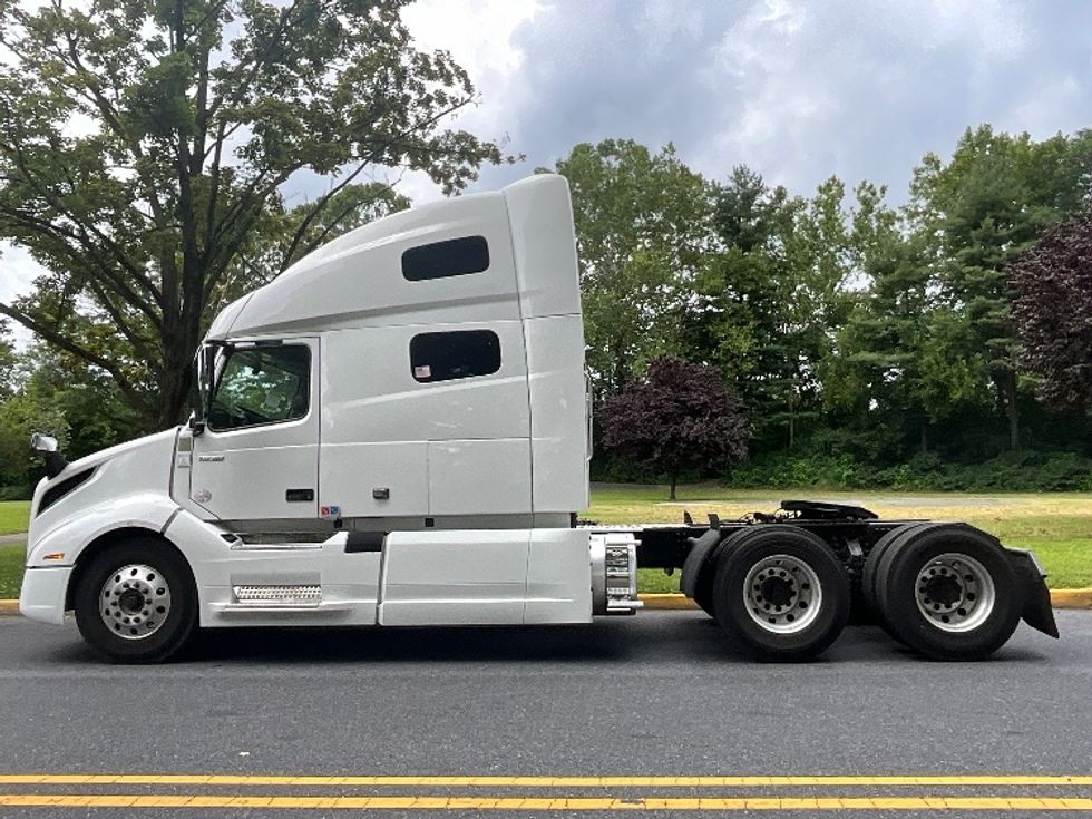 Sleeper Tractor-Heavy Duty Tractors-Volvo-2021-VNL64760-Reading-PA-490,050\n\t\tmiles-$ 66,250 - Image 4