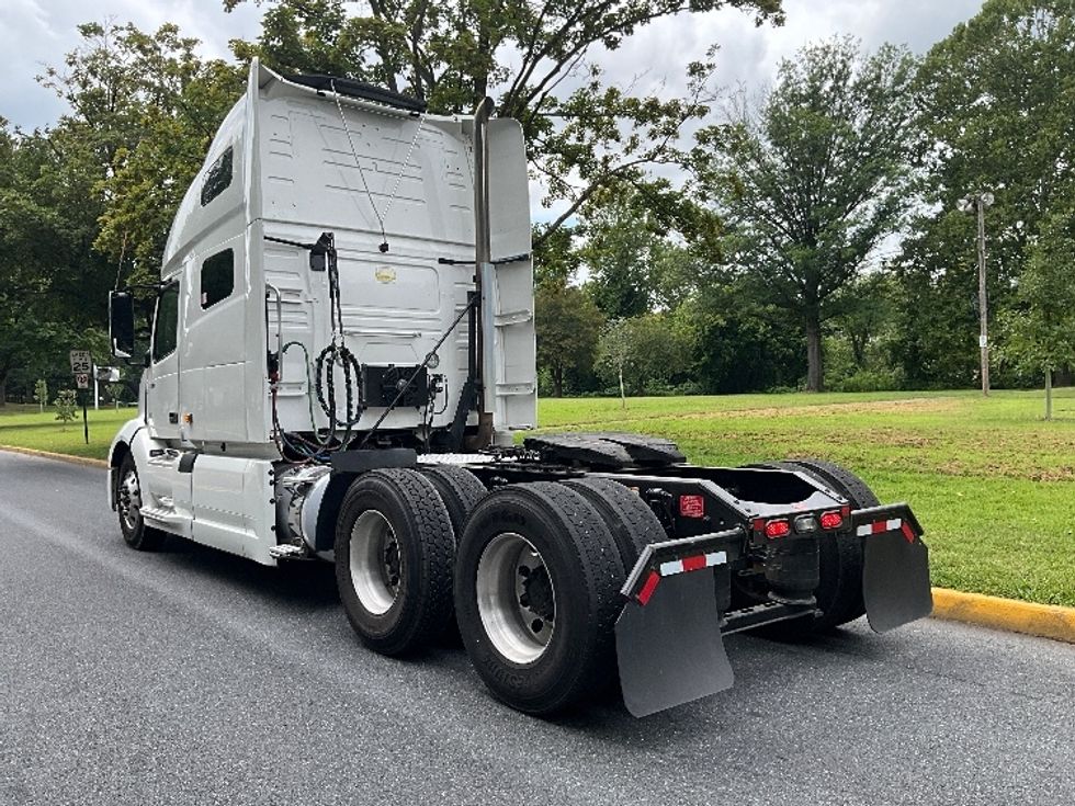 Sleeper Tractor-Heavy Duty Tractors-Volvo-2021-VNL64760-Reading-PA-490,050\n\t\tmiles-$ 66,250 - Image 5