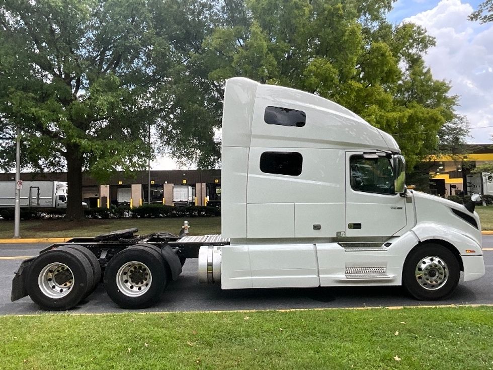 Sleeper Tractor-Heavy Duty Tractors-Volvo-2021-VNL64760-Reading-PA-490,050\n\t\tmiles-$ 66,250 - Image 8