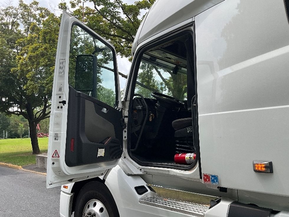 Sleeper Tractor-Heavy Duty Tractors-Volvo-2021-VNL64760-Reading-PA-490,050\n\t\tmiles-$ 66,250 - Image 9