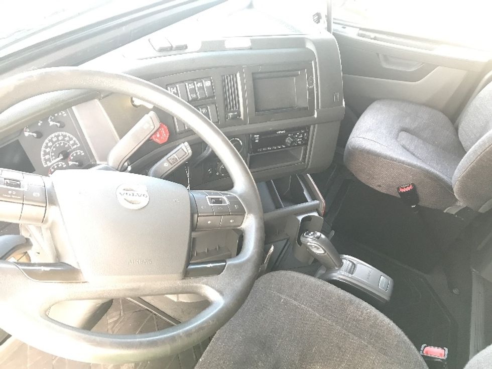 Sleeper Tractor-Heavy Duty Tractors-Volvo-2021-VNL64760-Rothschild-WI-475,757\n\t\tmiles-$ 63,000 - Image 10