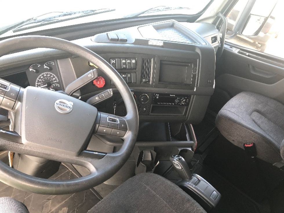 Sleeper Tractor-Heavy Duty Tractors-Volvo-2021-VNL64760-Rothschild-WI-475,757\n\t\tmiles-$ 63,000 - Image 11