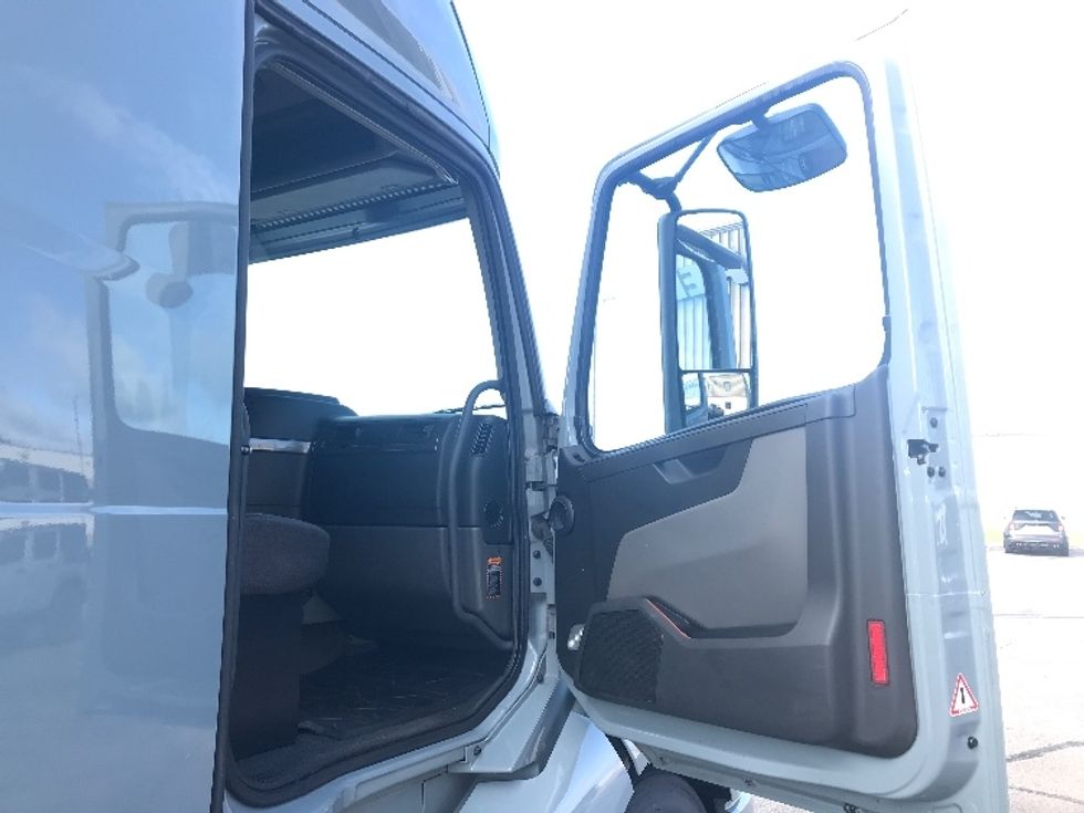 Sleeper Tractor-Heavy Duty Tractors-Volvo-2021-VNL64760-Rothschild-WI-475,757\n\t\tmiles-$ 63,000 - Image 13