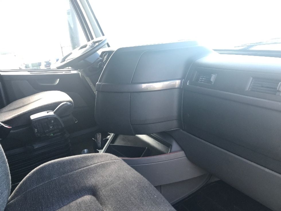 Sleeper Tractor-Heavy Duty Tractors-Volvo-2021-VNL64760-Rothschild-WI-475,757\n\t\tmiles-$ 63,000 - Image 15