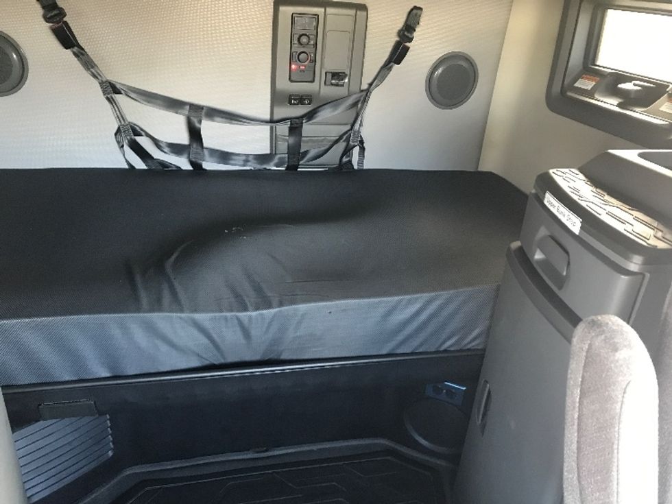 Sleeper Tractor-Heavy Duty Tractors-Volvo-2021-VNL64760-Rothschild-WI-475,757\n\t\tmiles-$ 63,000 - Image 16