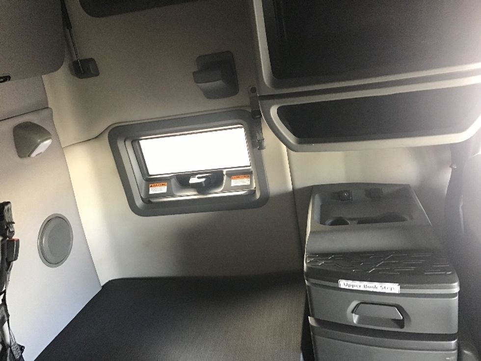 Sleeper Tractor-Heavy Duty Tractors-Volvo-2021-VNL64760-Rothschild-WI-475,757\n\t\tmiles-$ 63,000 - Image 18