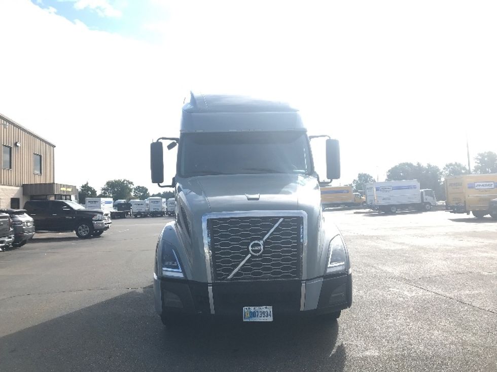 Sleeper Tractor-Heavy Duty Tractors-Volvo-2021-VNL64760-Rothschild-WI-475,757\n\t\tmiles-$ 63,000 - Image 2