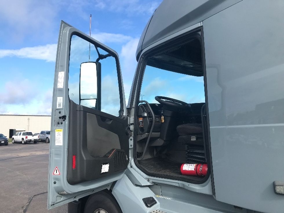 Sleeper Tractor-Heavy Duty Tractors-Volvo-2021-VNL64760-Rothschild-WI-475,757\n\t\tmiles-$ 63,000 - Image 9