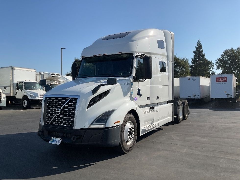 Sleeper Tractor-Heavy Duty Tractors-Volvo-2021-VNL64760-Sacramento-CA-494,664\n\t\tmiles-$ 76,500 - Image 1