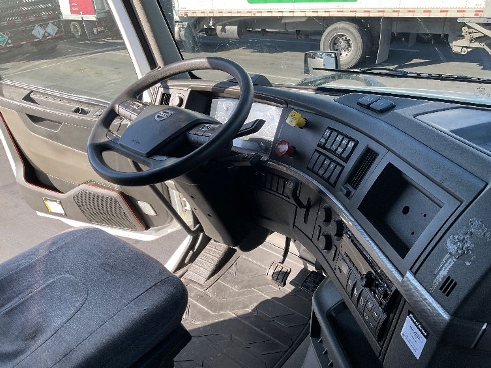 Sleeper Tractor-Heavy Duty Tractors-Volvo-2021-VNL64760-Sacramento-CA-494,664\n\t\tmiles-$ 76,500 - Image 11