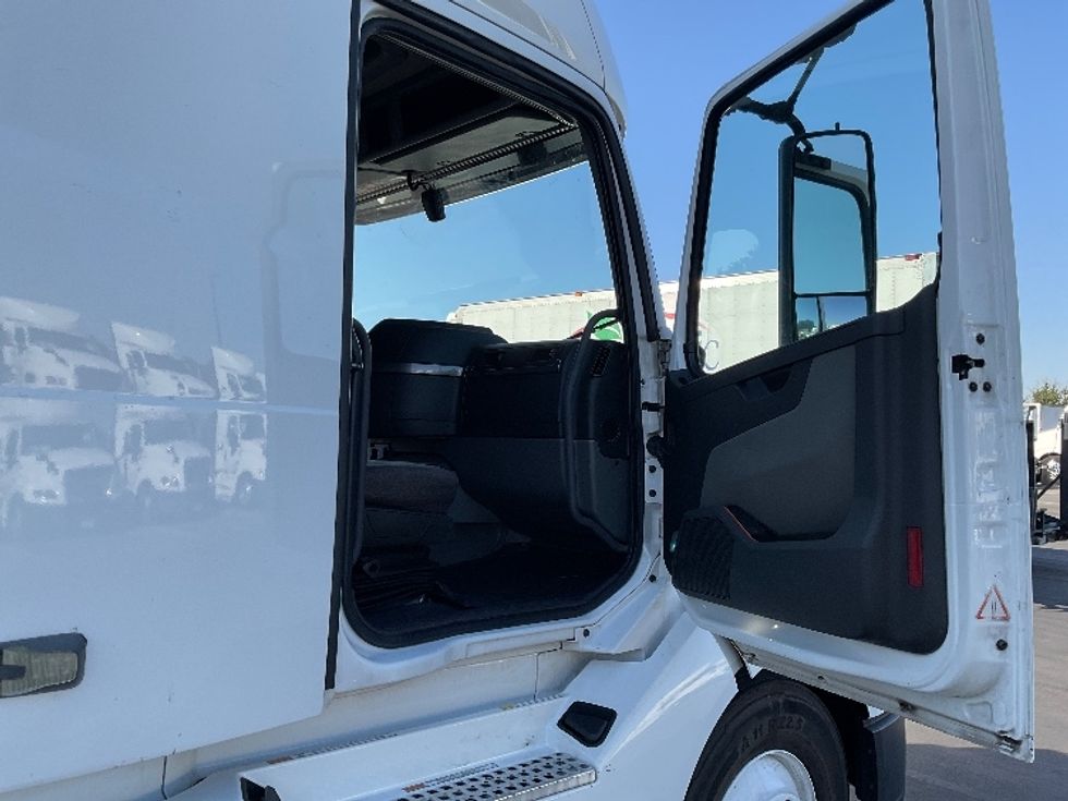Sleeper Tractor-Heavy Duty Tractors-Volvo-2021-VNL64760-Sacramento-CA-494,664\n\t\tmiles-$ 76,500 - Image 13