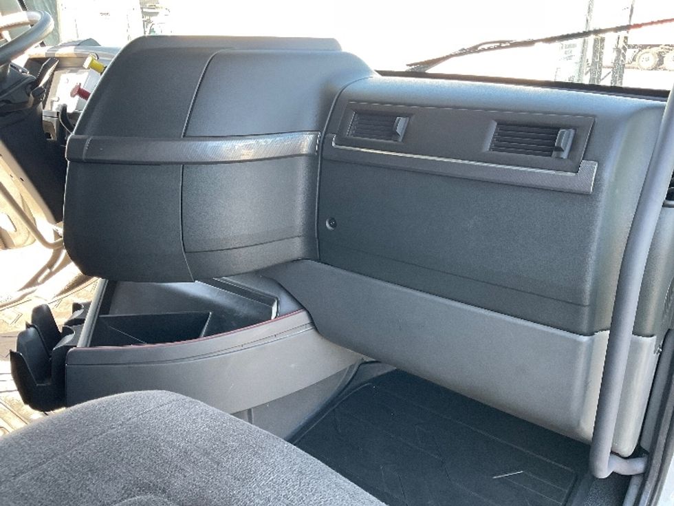 Sleeper Tractor-Heavy Duty Tractors-Volvo-2021-VNL64760-Sacramento-CA-494,664\n\t\tmiles-$ 76,500 - Image 14