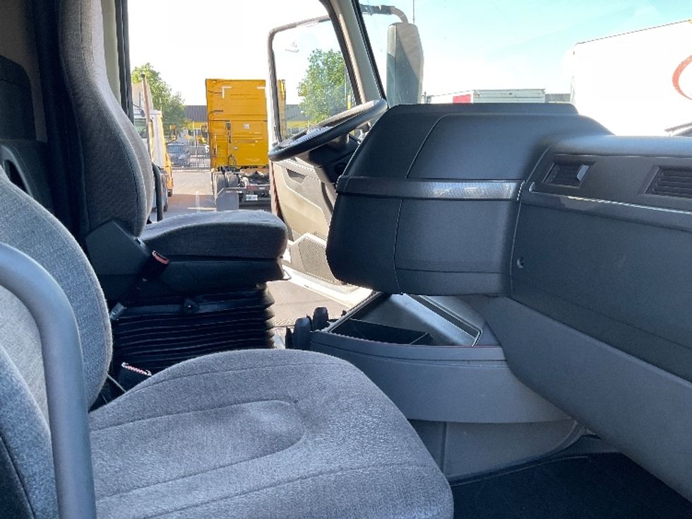 Sleeper Tractor-Heavy Duty Tractors-Volvo-2021-VNL64760-Sacramento-CA-494,664\n\t\tmiles-$ 76,500 - Image 15