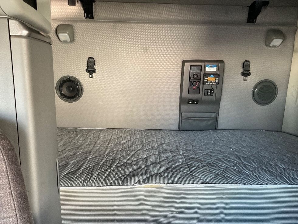 Sleeper Tractor-Heavy Duty Tractors-Volvo-2021-VNL64760-Sacramento-CA-494,664\n\t\tmiles-$ 76,500 - Image 16