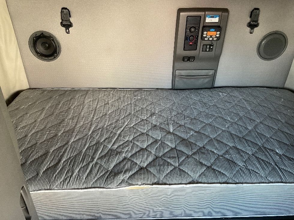 Sleeper Tractor-Heavy Duty Tractors-Volvo-2021-VNL64760-Sacramento-CA-494,664\n\t\tmiles-$ 76,500 - Image 17