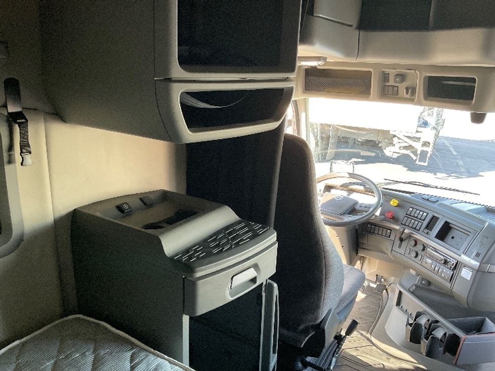 Sleeper Tractor-Heavy Duty Tractors-Volvo-2021-VNL64760-Sacramento-CA-494,664\n\t\tmiles-$ 76,500 - Image 18