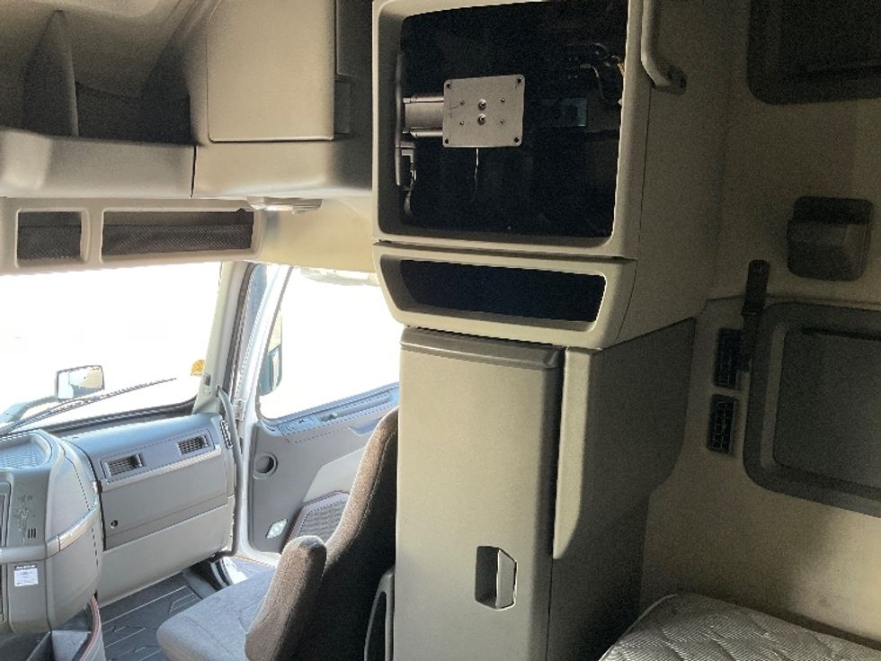 Sleeper Tractor-Heavy Duty Tractors-Volvo-2021-VNL64760-Sacramento-CA-494,664\n\t\tmiles-$ 76,500 - Image 19