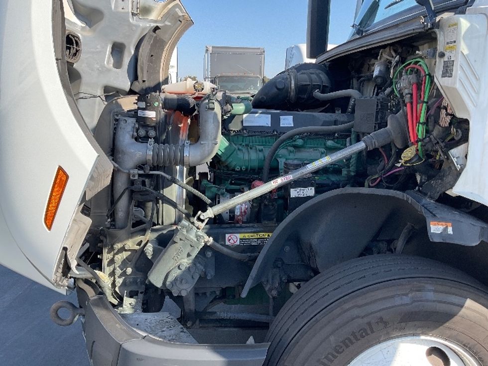 Sleeper Tractor-Heavy Duty Tractors-Volvo-2021-VNL64760-Sacramento-CA-494,664\n\t\tmiles-$ 76,500 - Image 21