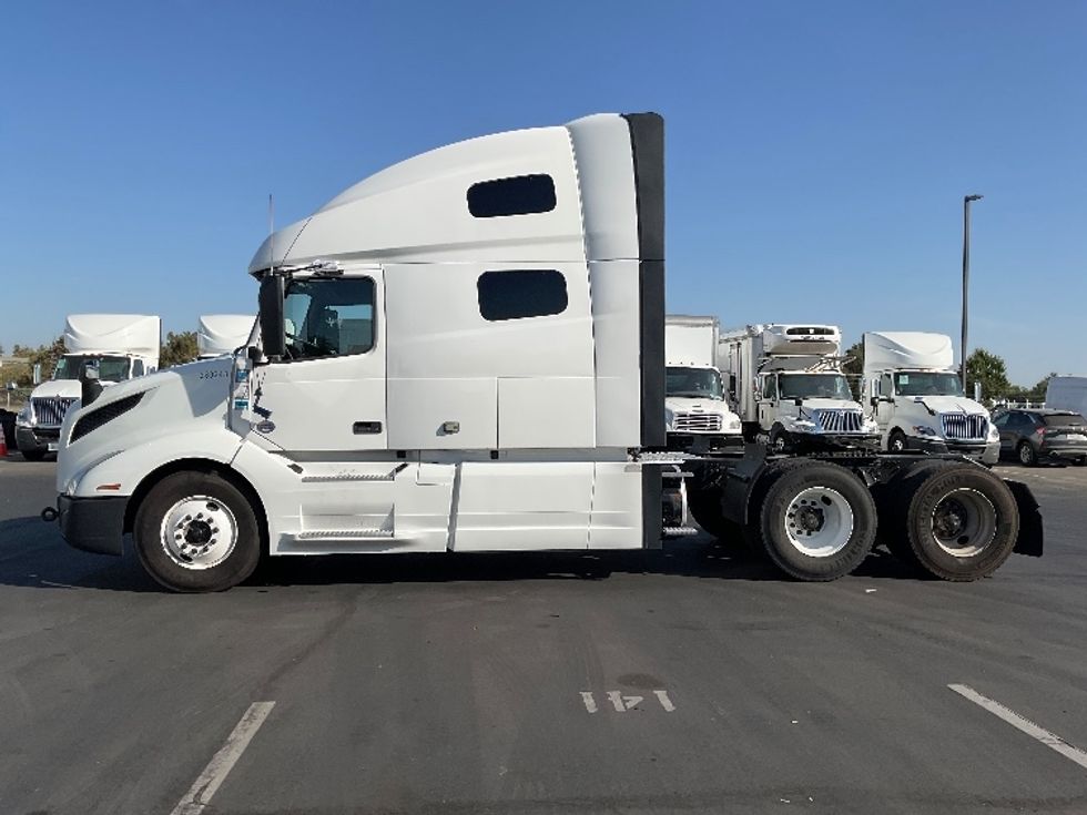 Sleeper Tractor-Heavy Duty Tractors-Volvo-2021-VNL64760-Sacramento-CA-494,664\n\t\tmiles-$ 76,500 - Image 4