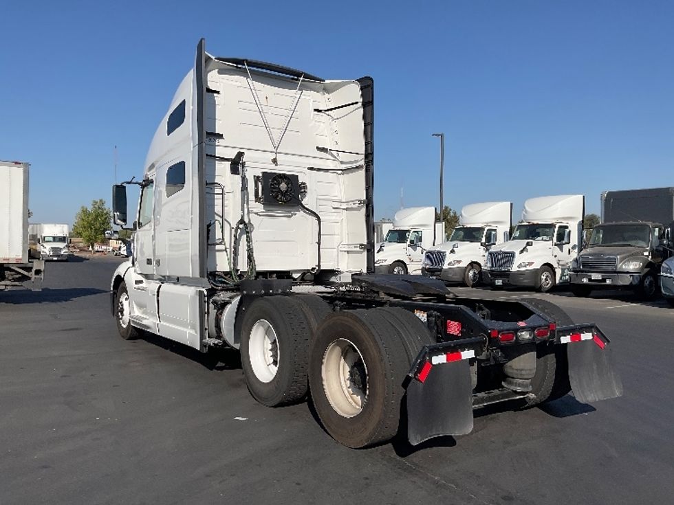 Sleeper Tractor-Heavy Duty Tractors-Volvo-2021-VNL64760-Sacramento-CA-494,664\n\t\tmiles-$ 76,500 - Image 5