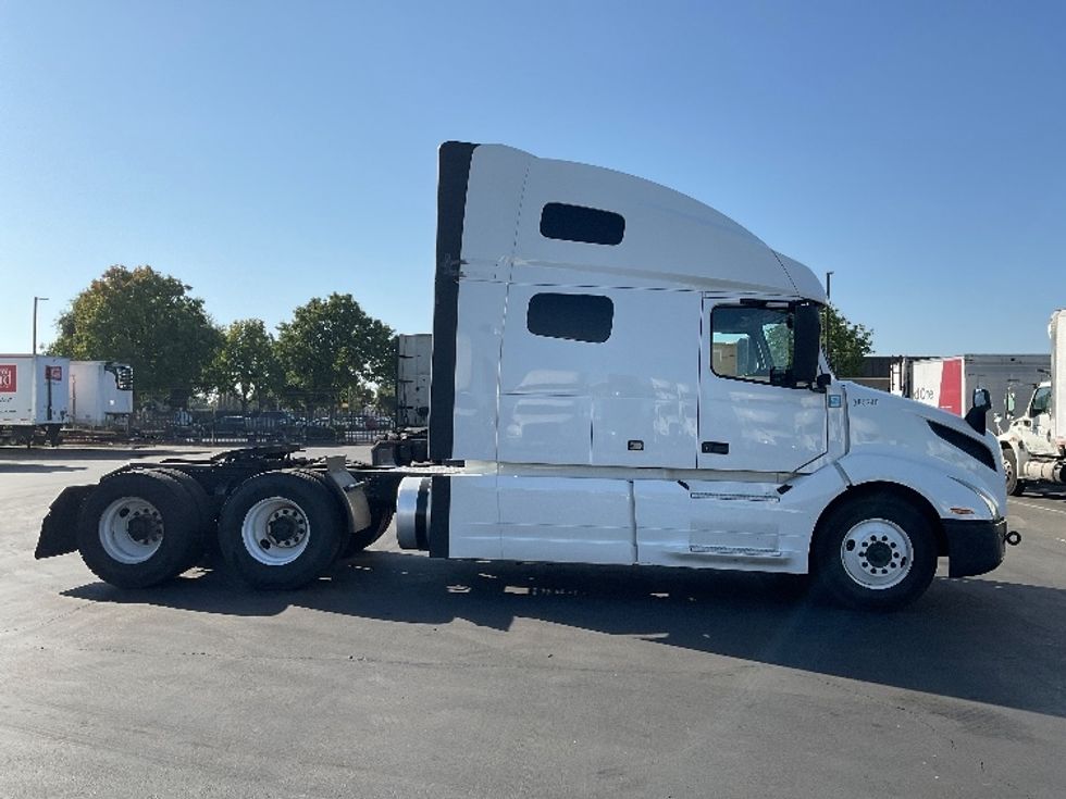 Sleeper Tractor-Heavy Duty Tractors-Volvo-2021-VNL64760-Sacramento-CA-494,664\n\t\tmiles-$ 76,500 - Image 8