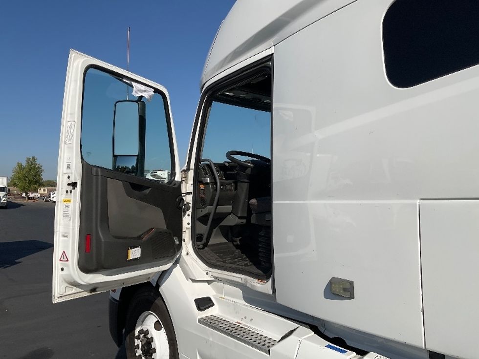 Sleeper Tractor-Heavy Duty Tractors-Volvo-2021-VNL64760-Sacramento-CA-494,664\n\t\tmiles-$ 76,500 - Image 9