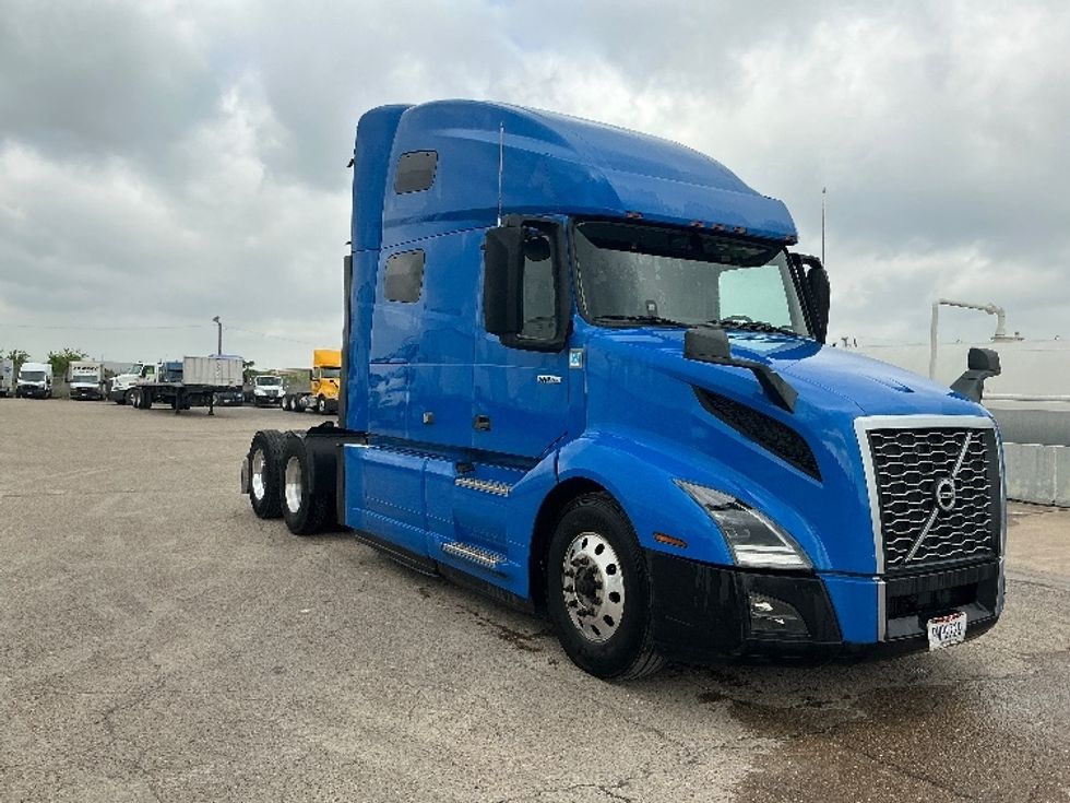 Sleeper Tractor-Heavy Duty Tractors-Volvo-2021-VNL64760-San Antonio-TX-698,750\n\t\tmiles-$ 49,250 - Image 1