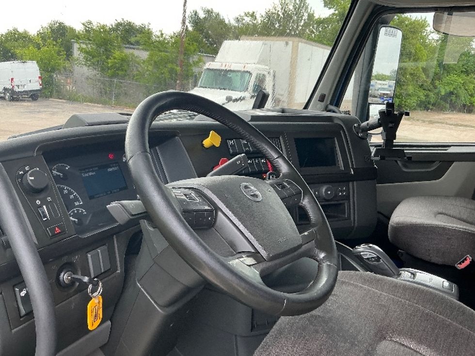 Sleeper Tractor-Heavy Duty Tractors-Volvo-2021-VNL64760-San Antonio-TX-698,750\n\t\tmiles-$ 49,250 - Image 10