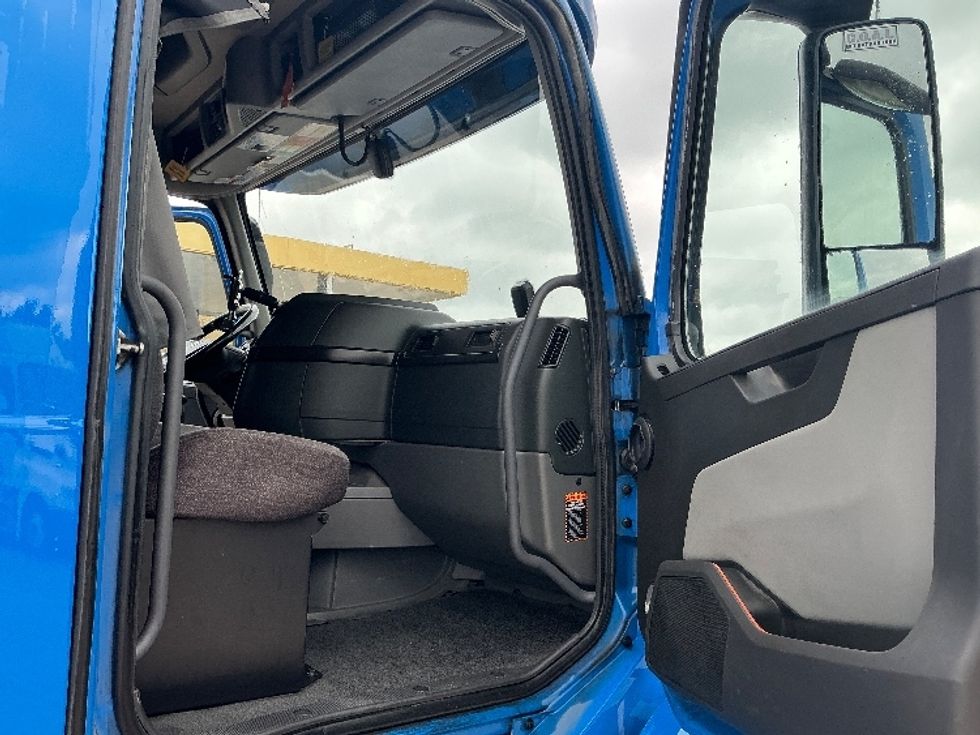 Sleeper Tractor-Heavy Duty Tractors-Volvo-2021-VNL64760-San Antonio-TX-698,750\n\t\tmiles-$ 49,250 - Image 13