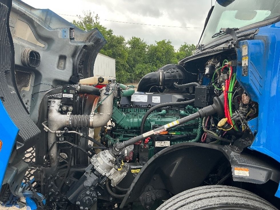 Sleeper Tractor-Heavy Duty Tractors-Volvo-2021-VNL64760-San Antonio-TX-698,750\n\t\tmiles-$ 49,250 - Image 21