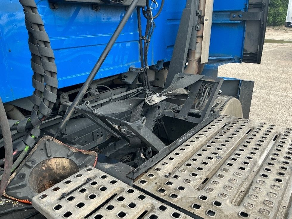 Sleeper Tractor-Heavy Duty Tractors-Volvo-2021-VNL64760-San Antonio-TX-698,750\n\t\tmiles-$ 49,250 - Image 23