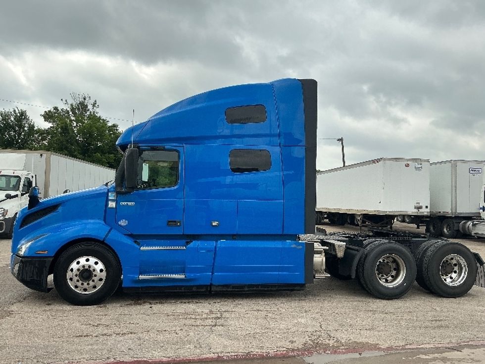 Sleeper Tractor-Heavy Duty Tractors-Volvo-2021-VNL64760-San Antonio-TX-698,750\n\t\tmiles-$ 49,250 - Image 4