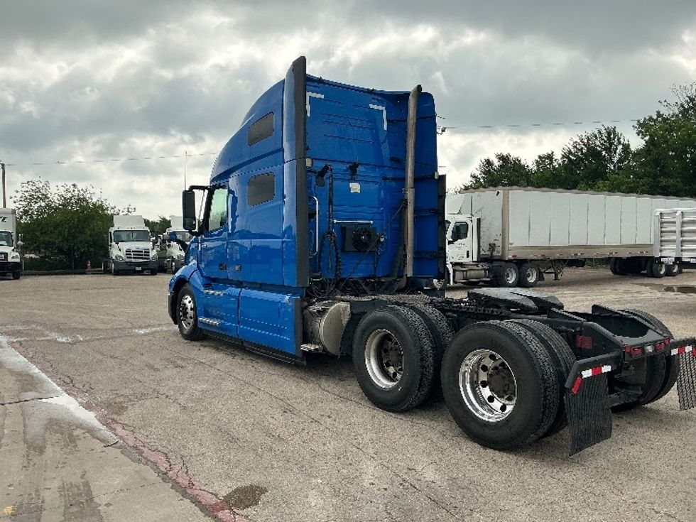 Sleeper Tractor-Heavy Duty Tractors-Volvo-2021-VNL64760-San Antonio-TX-698,750\n\t\tmiles-$ 49,250 - Image 5
