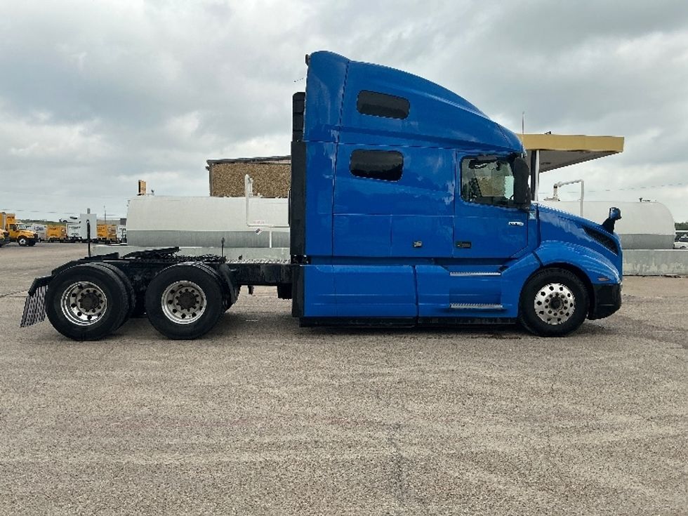 Sleeper Tractor-Heavy Duty Tractors-Volvo-2021-VNL64760-San Antonio-TX-698,750\n\t\tmiles-$ 49,250 - Image 8