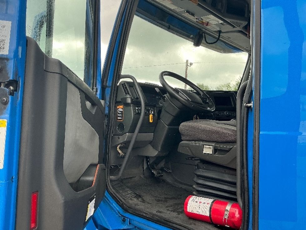 Sleeper Tractor-Heavy Duty Tractors-Volvo-2021-VNL64760-San Antonio-TX-698,750\n\t\tmiles-$ 49,250 - Image 9