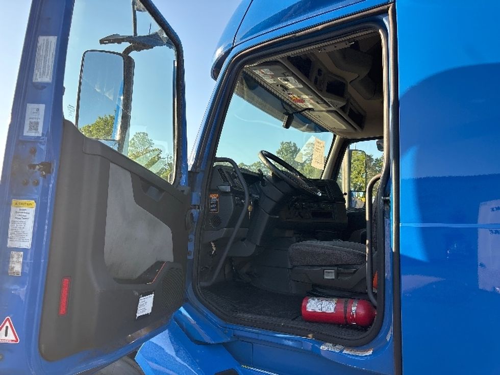 Sleeper Tractor-Heavy Duty Tractors-Volvo-2021-VNL64760-Statesville-NC-548,328\n\t\tmiles-$ 66,500 - Image 9