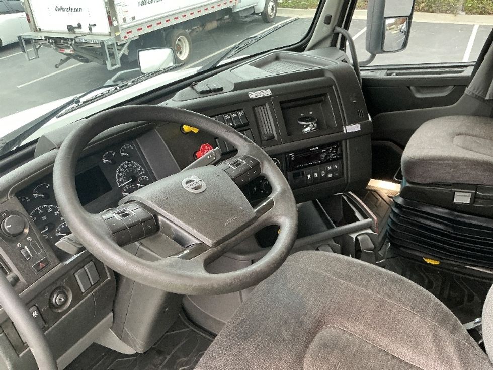 Sleeper Tractor-Heavy Duty Tractors-Volvo-2021-VNL64760-Sun Valley-CA-514,455\n\t\tmiles-$ 70,500 - Image 10