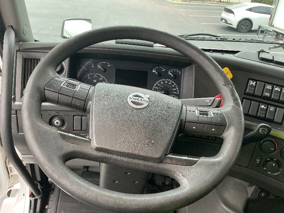 Sleeper Tractor-Heavy Duty Tractors-Volvo-2021-VNL64760-Sun Valley-CA-514,455\n\t\tmiles-$ 70,500 - Image 11