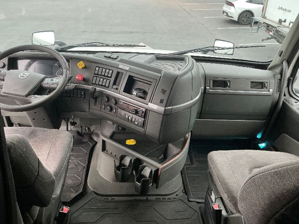 Sleeper Tractor-Heavy Duty Tractors-Volvo-2021-VNL64760-Sun Valley-CA-514,455\n\t\tmiles-$ 70,500 - Image 12