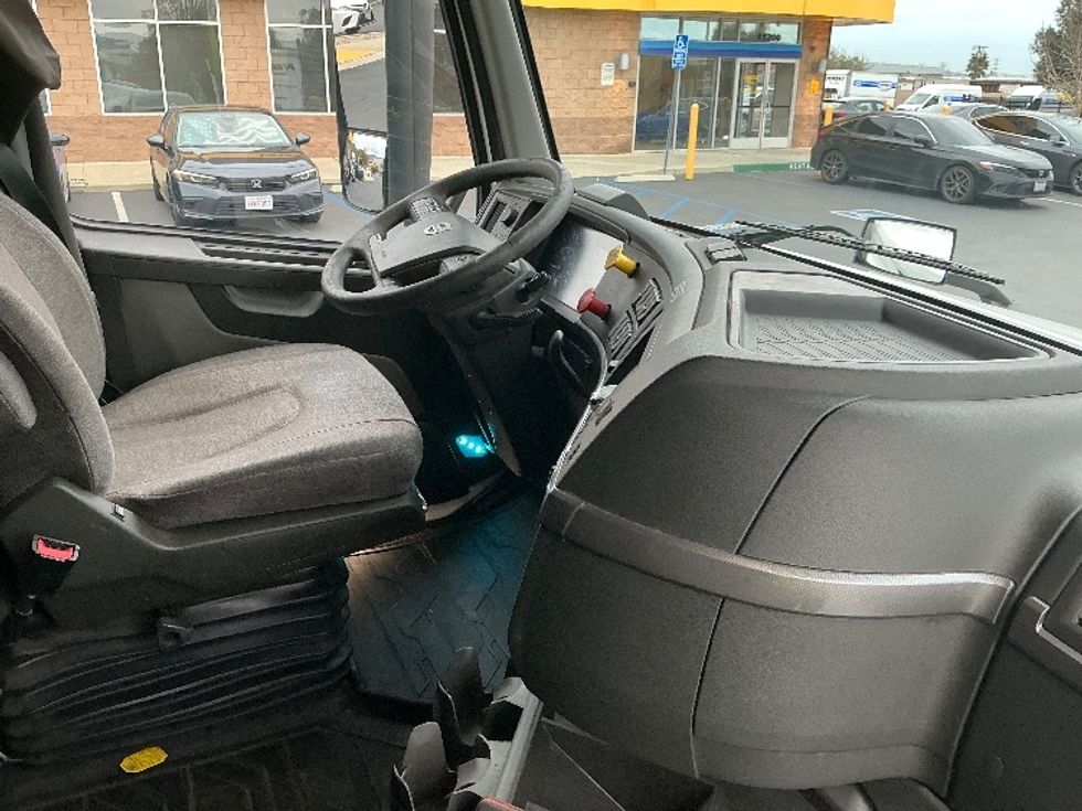 Sleeper Tractor-Heavy Duty Tractors-Volvo-2021-VNL64760-Sun Valley-CA-514,455\n\t\tmiles-$ 70,500 - Image 15