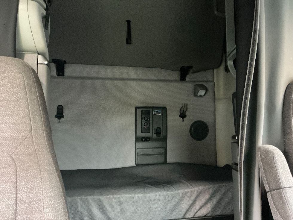 Sleeper Tractor-Heavy Duty Tractors-Volvo-2021-VNL64760-Sun Valley-CA-514,455\n\t\tmiles-$ 70,500 - Image 16