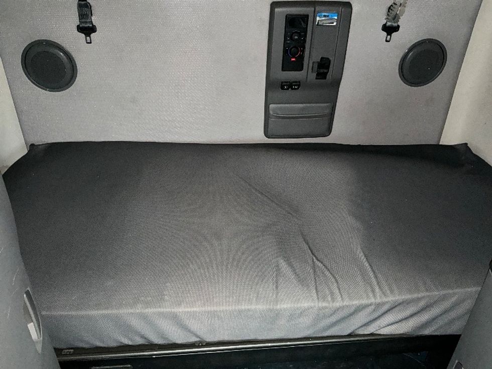 Sleeper Tractor-Heavy Duty Tractors-Volvo-2021-VNL64760-Sun Valley-CA-514,455\n\t\tmiles-$ 70,500 - Image 17